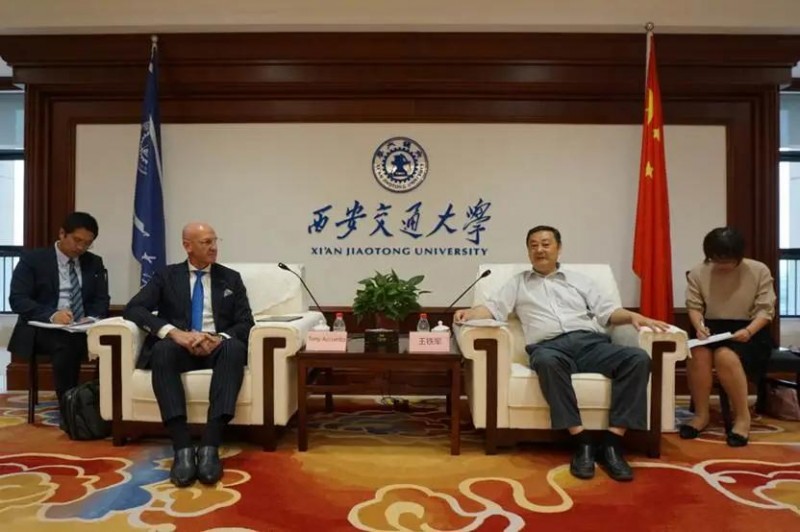 西安交通大學(xué)副校長(zhǎng)王鐵軍在創(chuàng)新港涵英樓會(huì)見(jiàn)賽默飛中國(guó)區(qū)總裁艾禮德