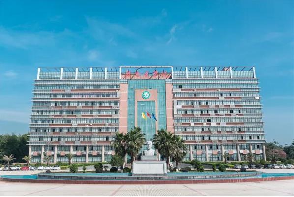 液質(zhì)聯(lián)用儀、微波合成儀等科研平臺設(shè)備