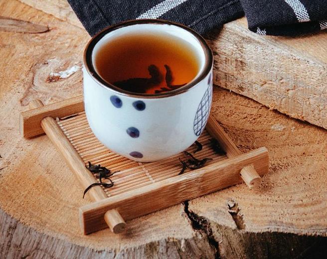 紅茶和低咖啡堿茶中的水分和咖啡因含量的測定